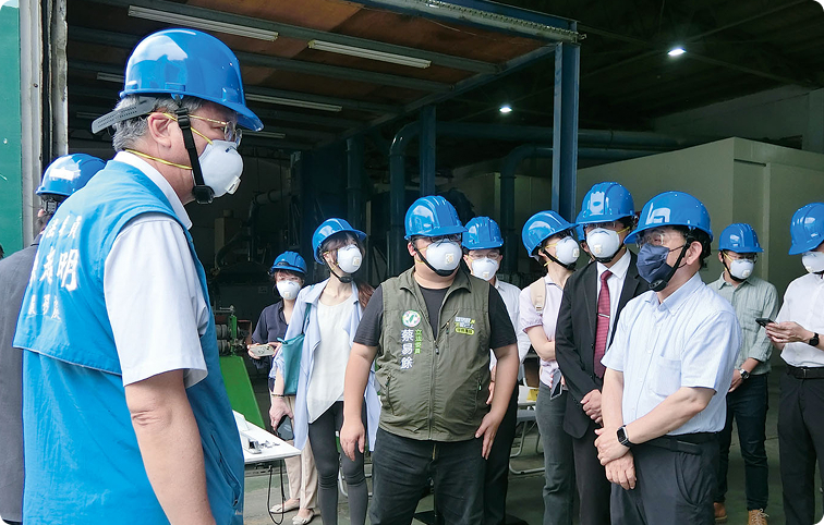 環境部長視察廢光電板回收處理實況